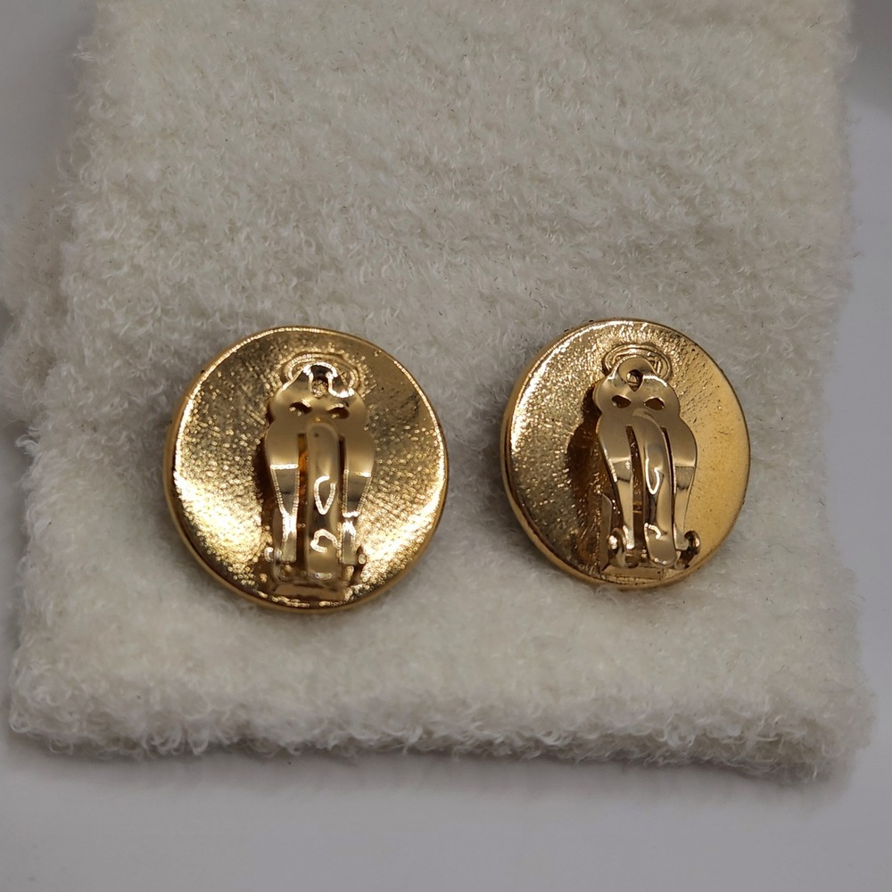 Vintage‎ Trifari Black Cabochon Gold Tone Beaded Border Clip On Button Earrings - Picture 4 of 8
